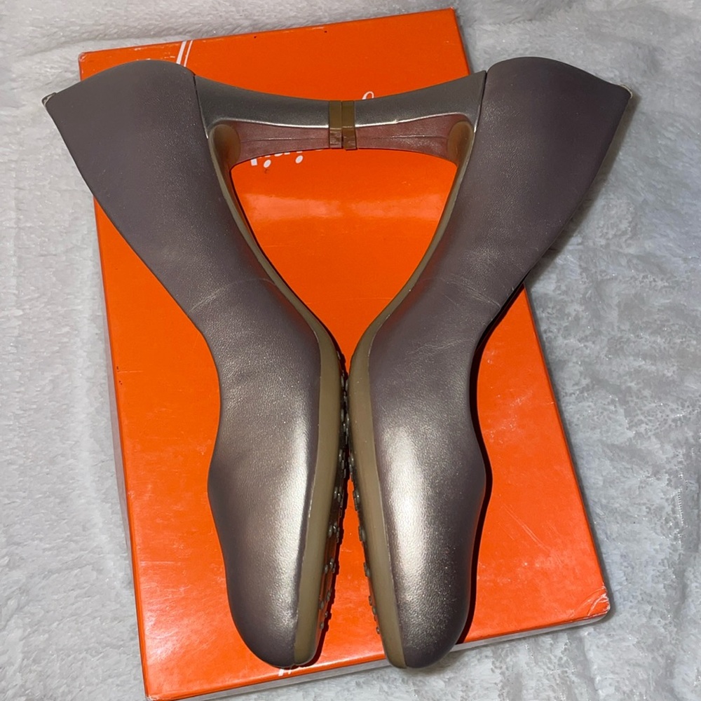 Easy Spirit Women's Esneoma Leather High Heel Pump - Picture 5 of 9